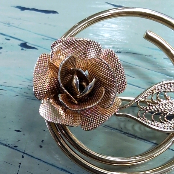 Sarah Coventry | Vintage Gold Tone Floral Rose Leaf Circular Brooch 1" - Picture 3 of 8